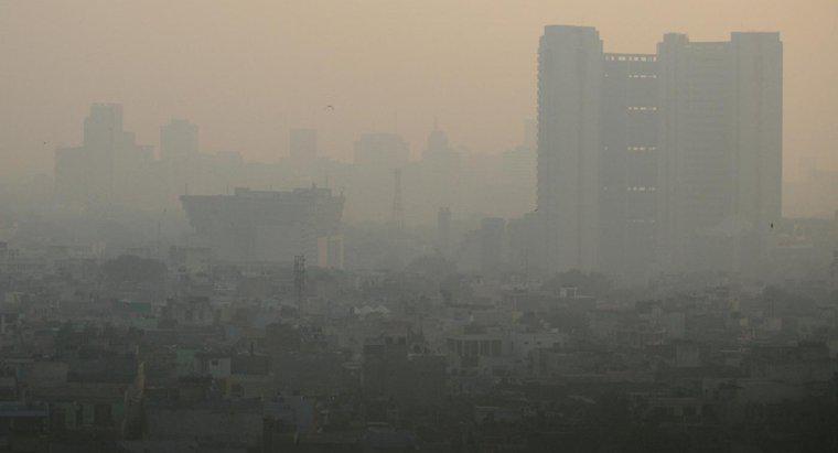 ¿Cuáles son las causas comunes de la contaminación del aire?