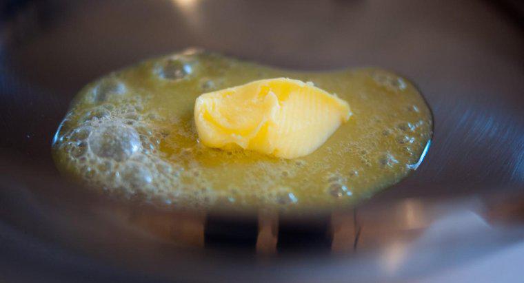 ¿Cómo convertir cantidades reducidas a cantidades de mantequilla en una receta?