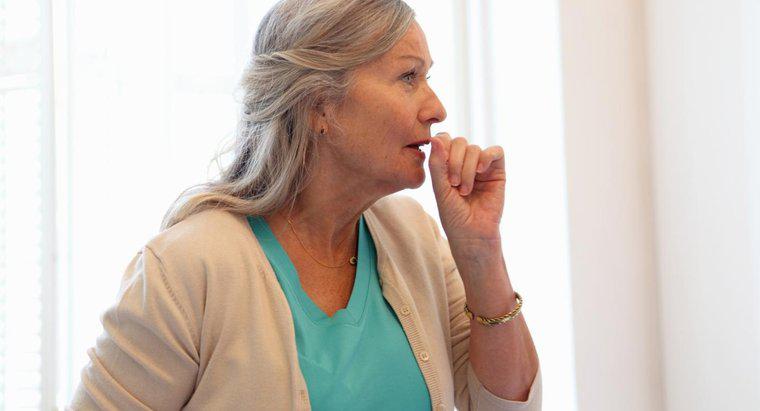 ¿Qué puede causar una tos y un cosquilleo en la garganta?
