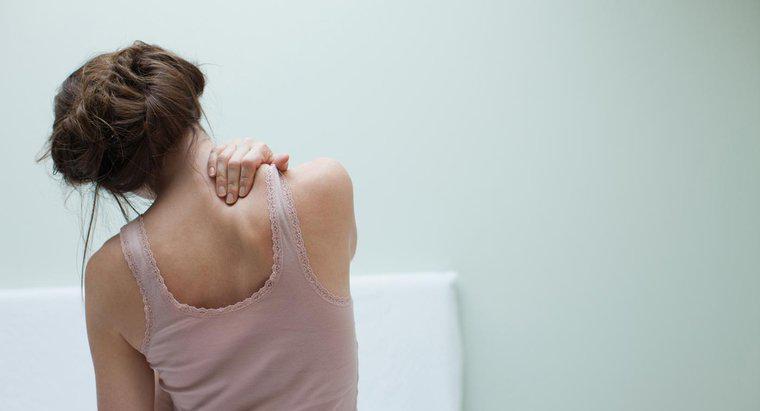 ¿Qué puede causar un dolor en el lado superior derecho de la espalda?