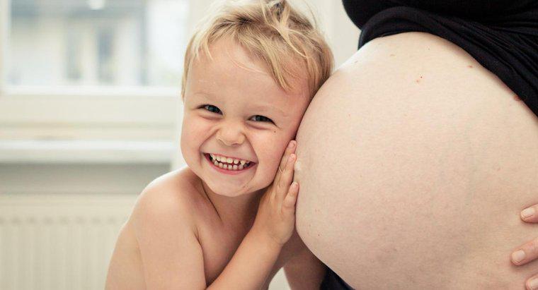 ¿Cuándo un bebé comienza a moverse en el útero?