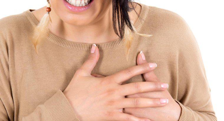 ¿Qué causa los síntomas del dolor torácico en las mujeres?