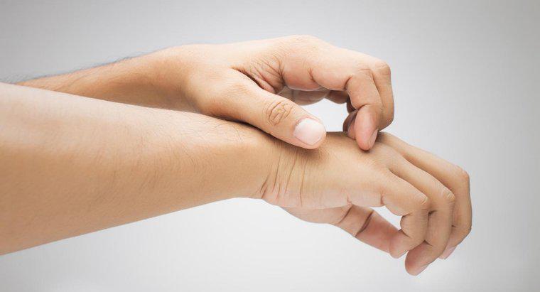 ¿Qué causa la dermatitis espongiótica?