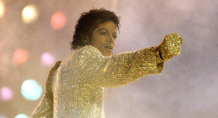 ¿Cuándo comenzó Michael Jackson a usar un solo guante blanco?