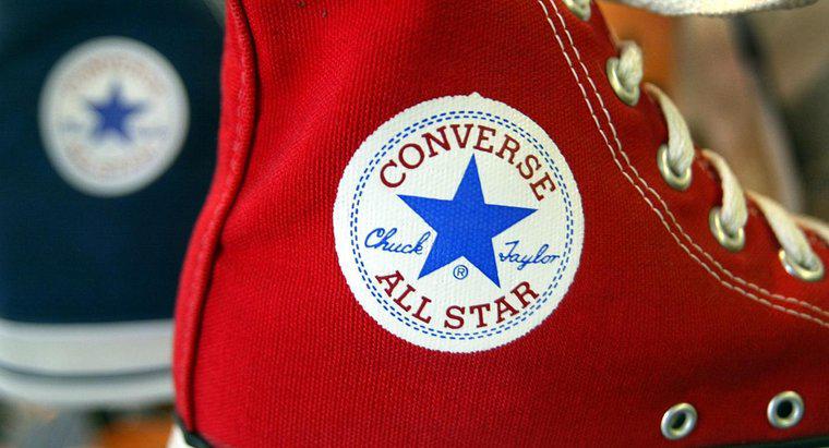 ¿De qué lado está el logotipo de Converse?