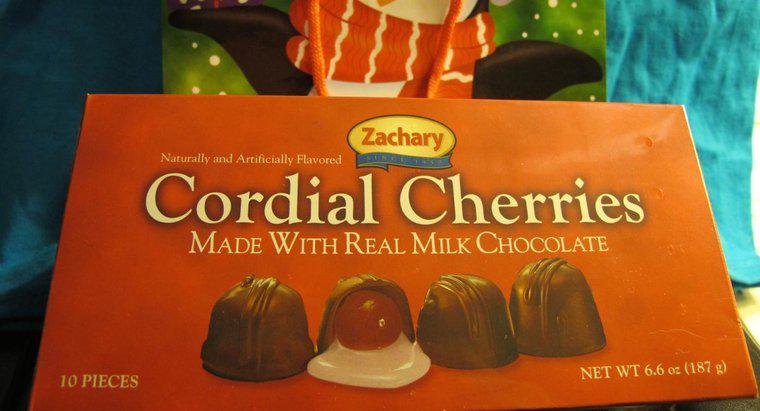 ¿Cómo se llaman los caramelos redondos u ovalados rellenos con conservas de frutas o crema y cubiertos con chocolate?