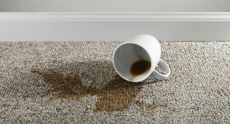 ¿Cómo puede alguien quitar las manchas de café seco de una alfombra?