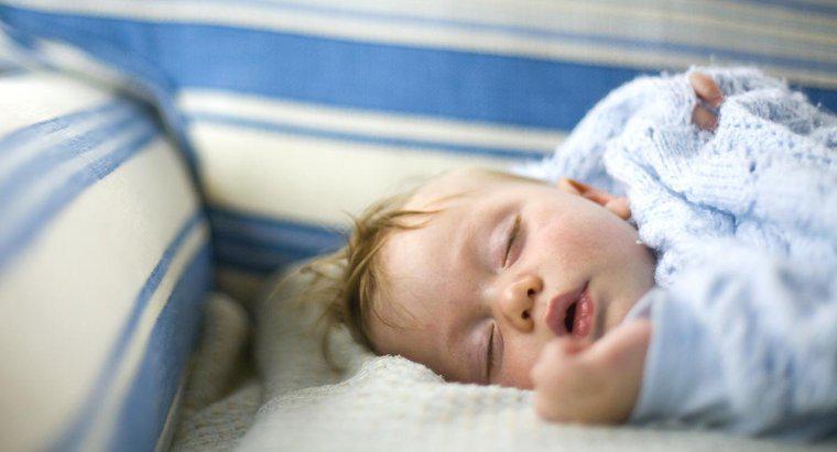 ¿Cuántas siestas debería tomar un niño de 1 año?