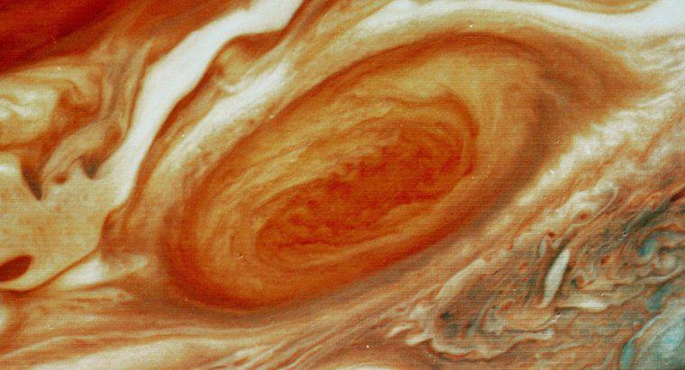 ¿Qué causa la mancha roja gigante en Júpiter?