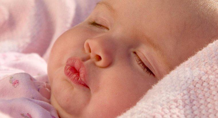 ¿Cómo se pueden tratar los labios agrietados en un recién nacido?