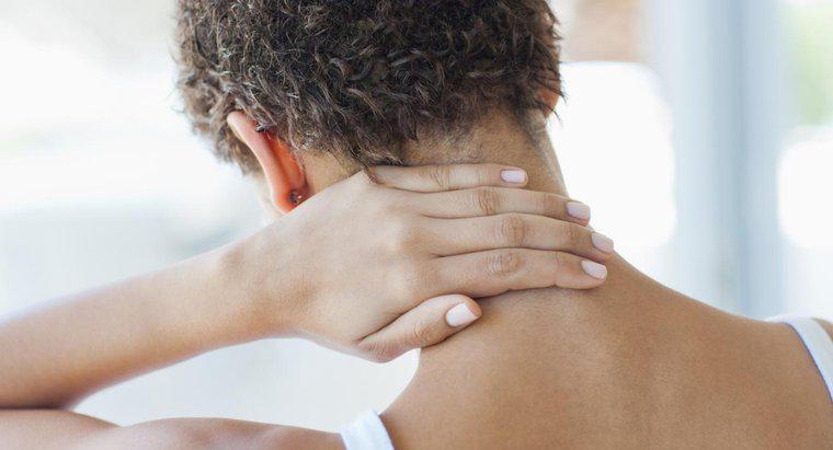 ¿Qué causa un bulto en la parte posterior de su cuello?