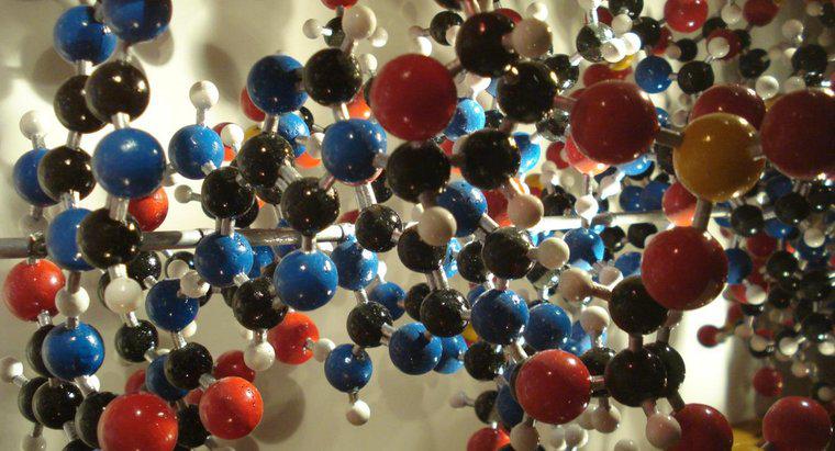 ¿Qué contiene a los nucleótidos en una hebra de ADN juntos?