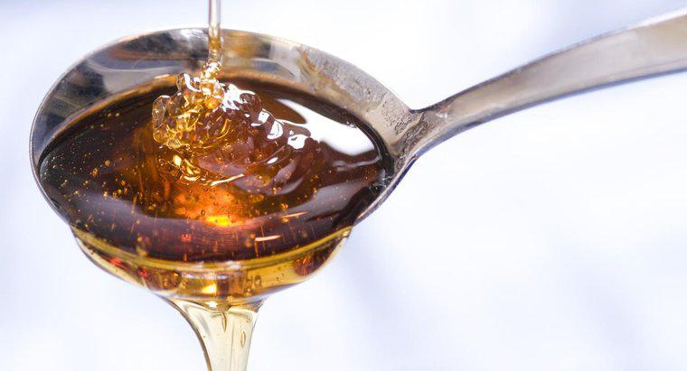¿Cuántos gramos de azúcar hay en una cucharadita de miel?