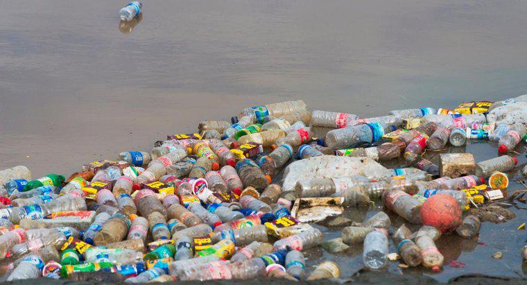 ¿Cuáles son algunos beneficios para el reciclaje de botellas de plástico?