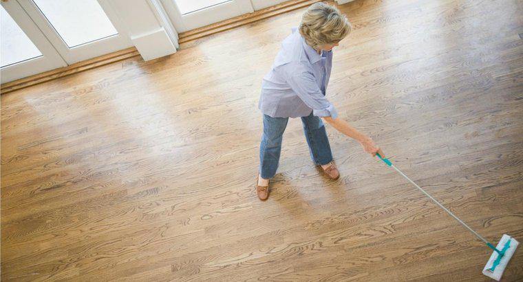 ¿Cuál es la mejor manera de limpiar los pisos de madera dura?