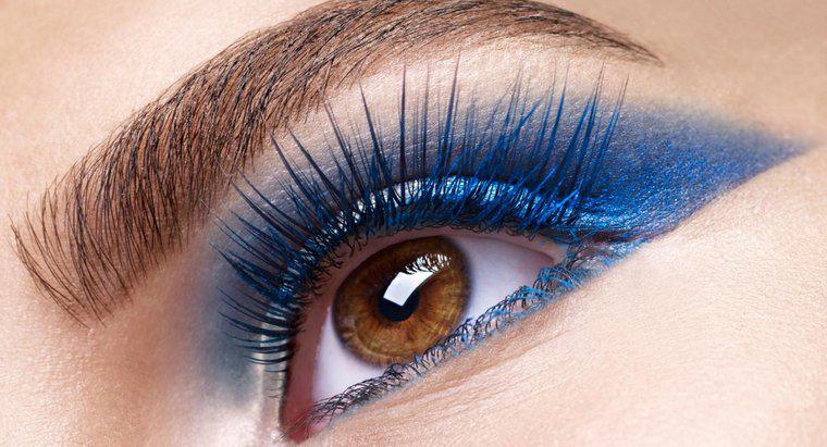 ¿Cómo uso el maquillaje de sombra de ojos azul y delineador de ojos para crear un efecto dramático?