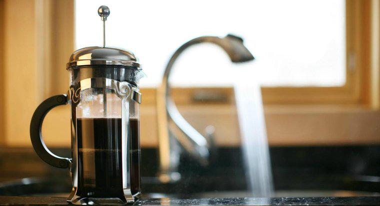 ¿Cómo eliminar las manchas de café de un fregadero de acero inoxidable?