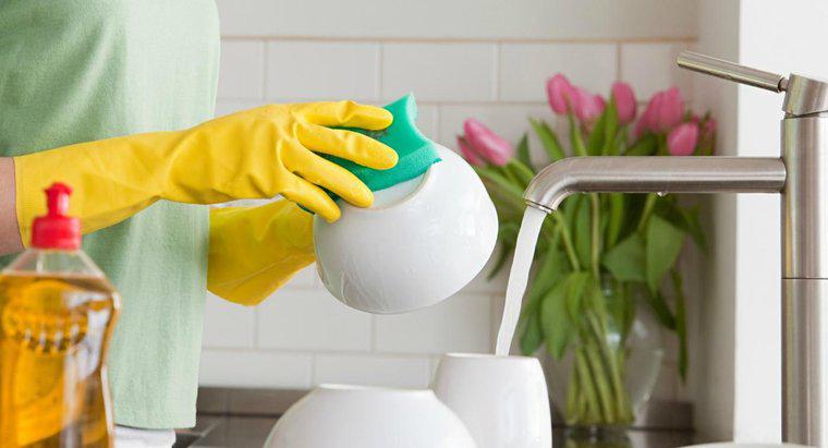 ¿Por qué es una buena idea usar guantes de goma al lavar los platos?