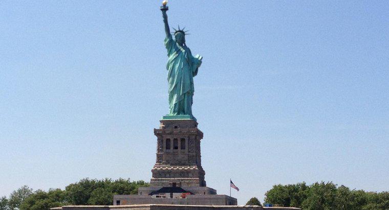 ¿Qué simboliza la estatua de la libertad?