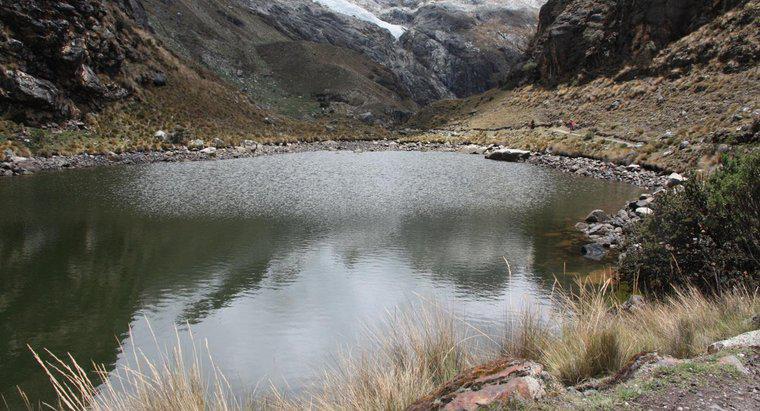 ¿Cuáles son algunos de los principales cuerpos de agua en el Perú?