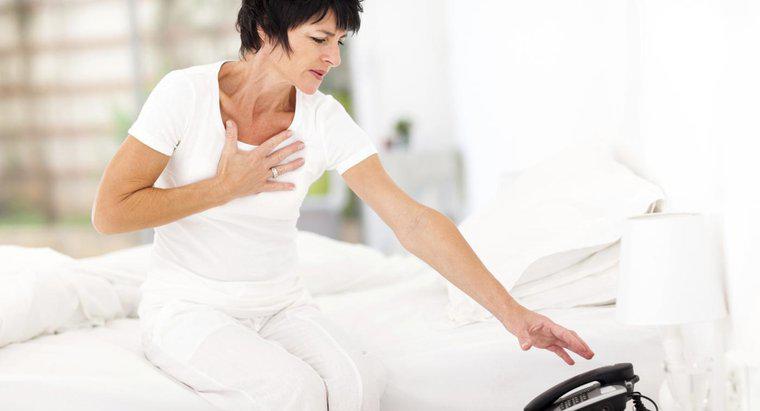 ¿Cuáles son los signos de un ataque al corazón para mujeres mayores de 50 años?
