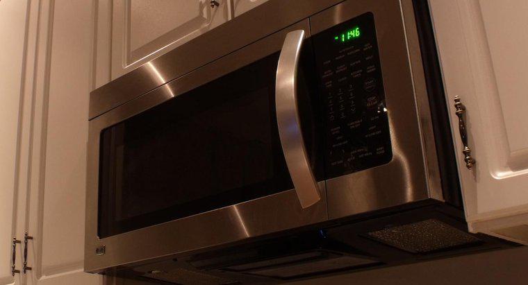 ¿Cómo quitar un microondas sobre la estufa?