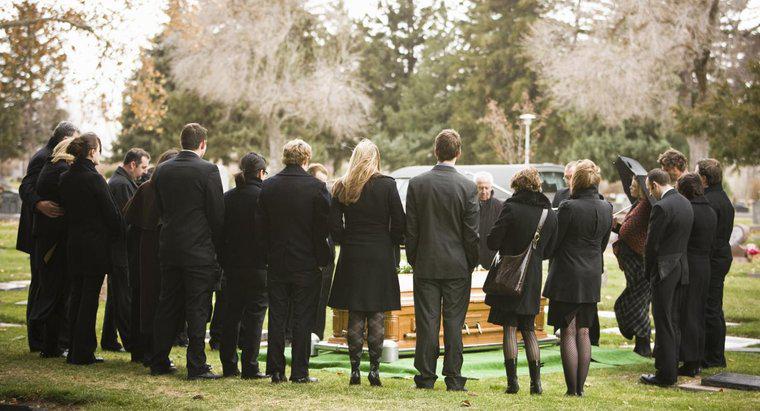 ¿Cuáles son algunos himnos populares para los funerales?