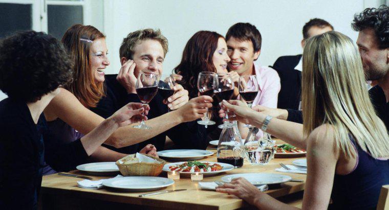 ¿Cuál es la redacción correcta para una invitación a una cena formal?