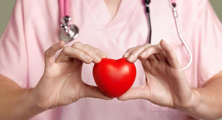 ¿Cuáles son algunos síntomas comunes asociados con la enfermedad cardíaca?