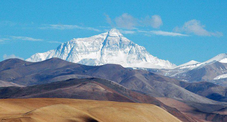 ¿Cuánto crece el Everest cada año?