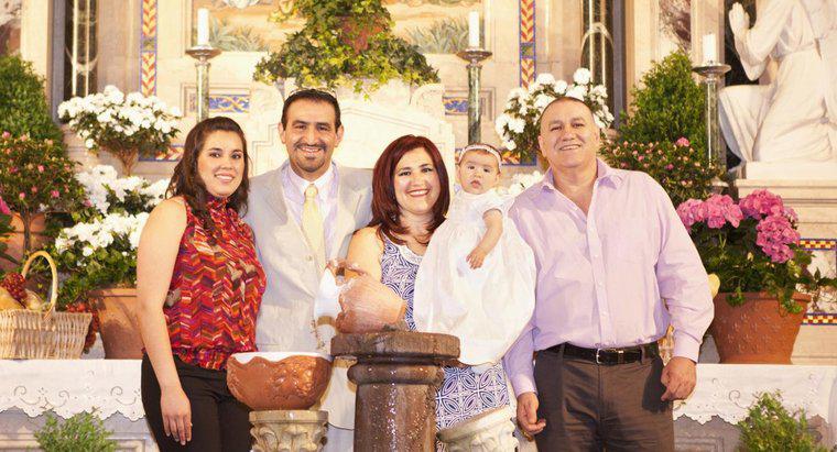¿Cuál es el papel de los padrinos en las familias hispanas?