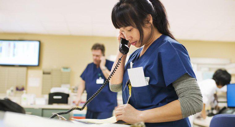 ¿Cuál es el número de teléfono de una línea directa de enfermería gratuita?