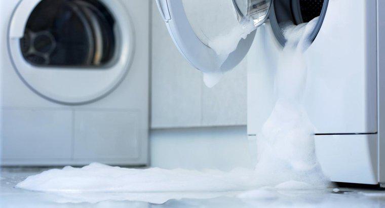 ¿Qué significa cuando su lavadora pierde agua por debajo?
