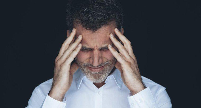 ¿Qué puede causar un dolor agudo repentino en la cabeza?