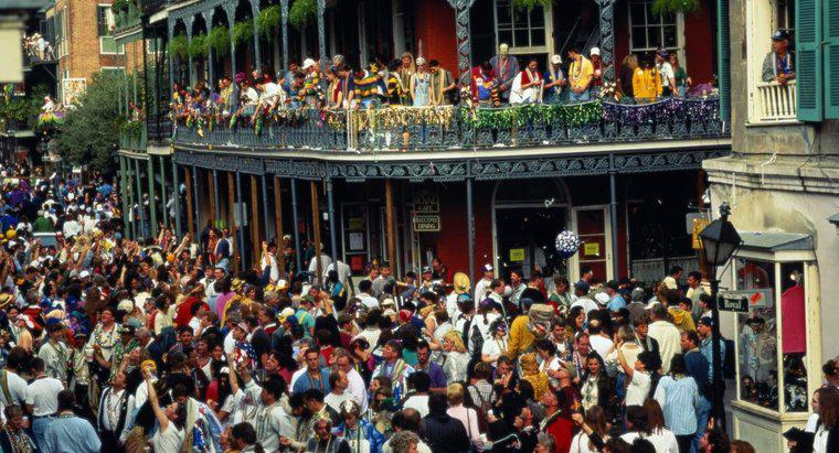 ¿Cuántas personas asisten a Mardi Gras en Nueva Orleans?