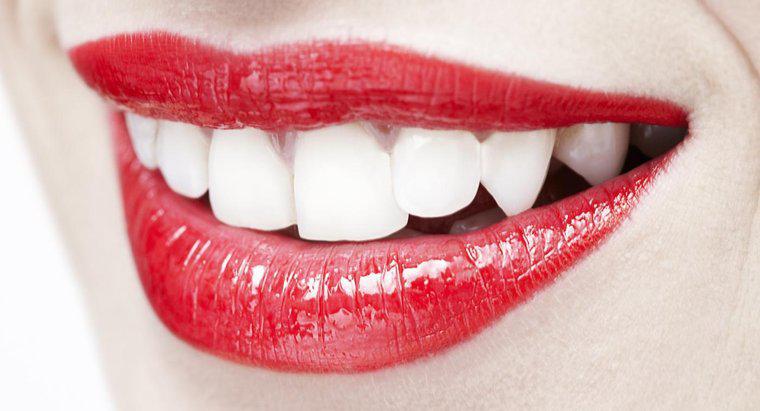 ¿Cuáles son algunos buenos remedios caseros para blanquear los dientes?