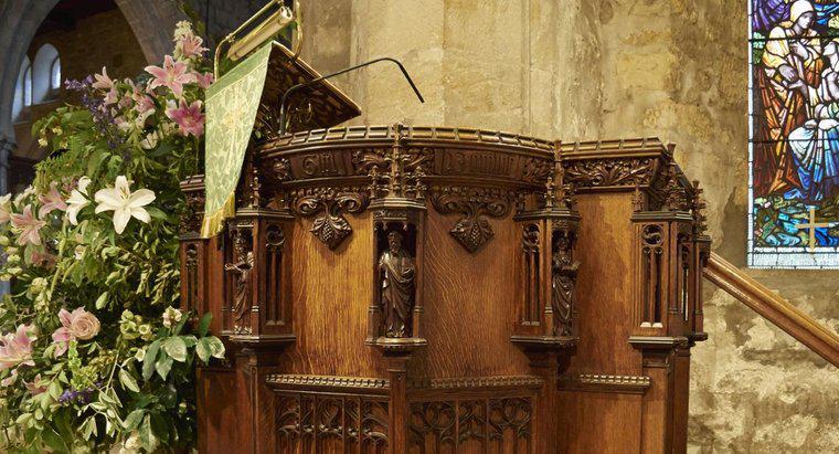 ¿Para qué se usa un púlpito en una iglesia?