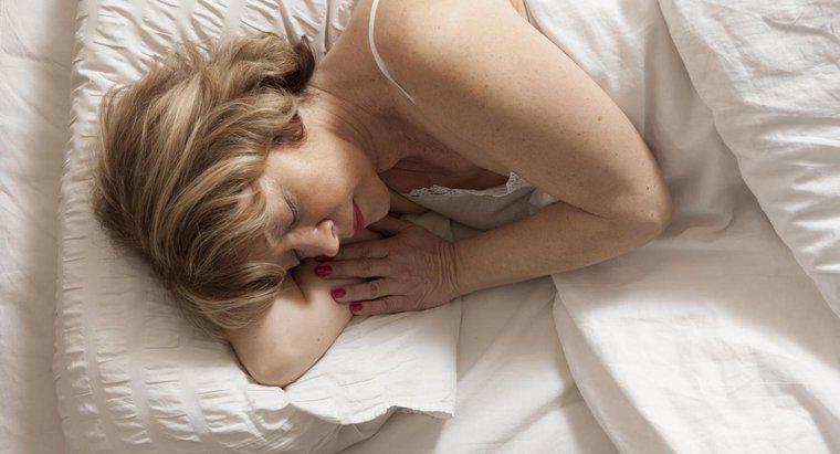 ¿Cómo reducir el dolor de hombro debido a dormir de lado?