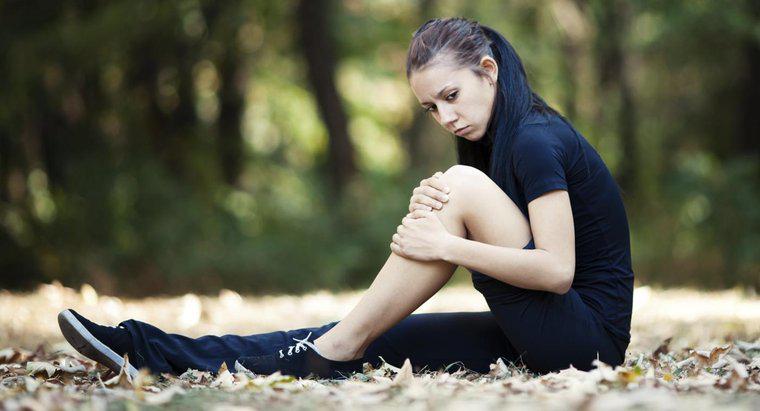 ¿Cuáles son algunas posibles causas de dolor y debilidad en los músculos de las piernas?