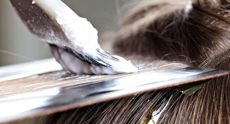 ¿Cuáles son los ingredientes comunes de la decoloración del cabello?