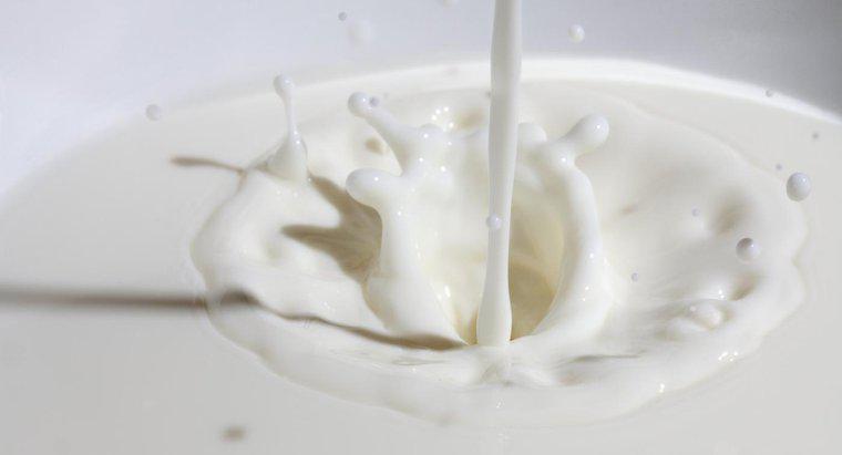 ¿Por qué la leche se cuaja cuando se mezcla con vinagre?