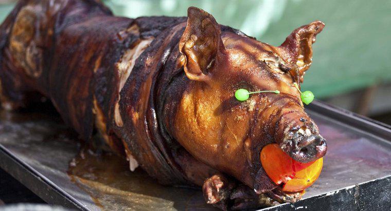 ¿Cuál es la tradición de una manzana en la boca de un cerdo?