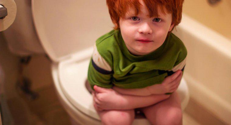 ¿Cuáles son las causas de los taburetes pálidos en los niños?