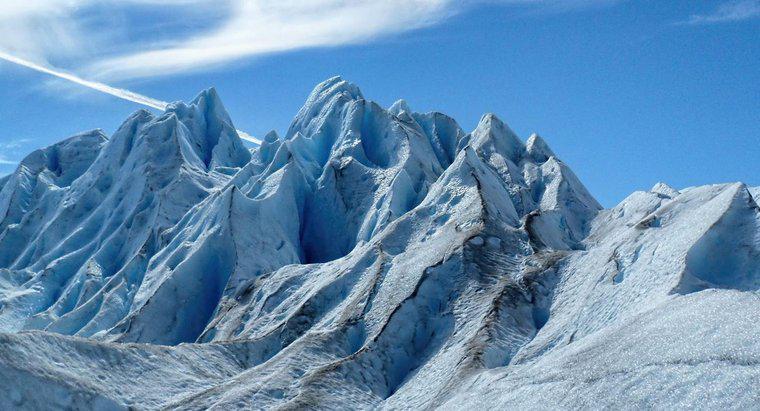 ¿Cómo causan la erosión los glaciares?