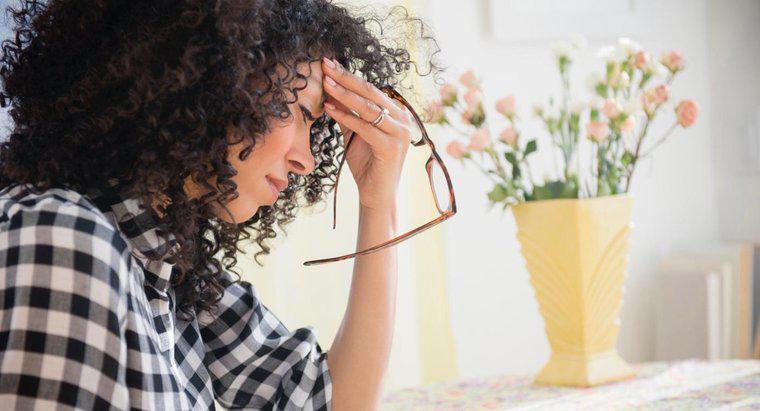 ¿Cuáles son los síntomas de un dolor de cabeza por estrés?