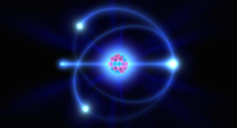 ¿Bajo qué circunstancias puede un átomo emitir un fotón?