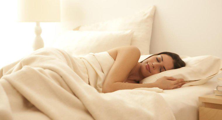 ¿Qué causa la sudoración de la cabeza mientras duermes?