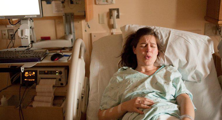 ¿Qué sucede si se deja un feto muerto dentro del vientre de la madre?