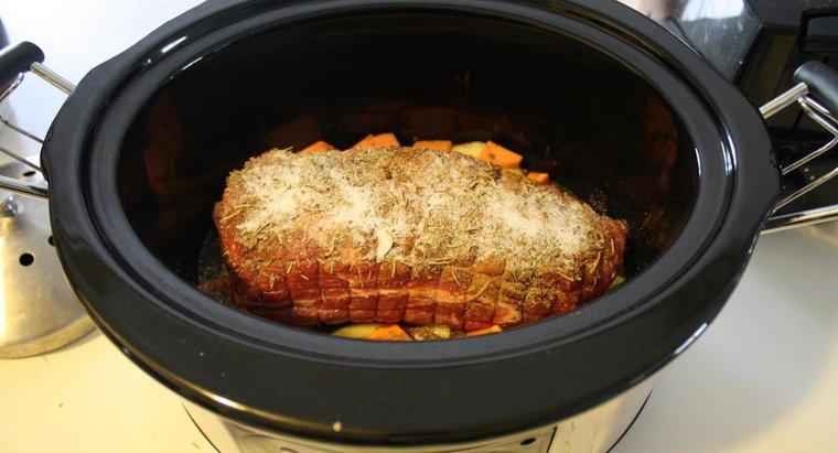 ¿Cómo cocinar carne asada de cerdo en una olla de barro?