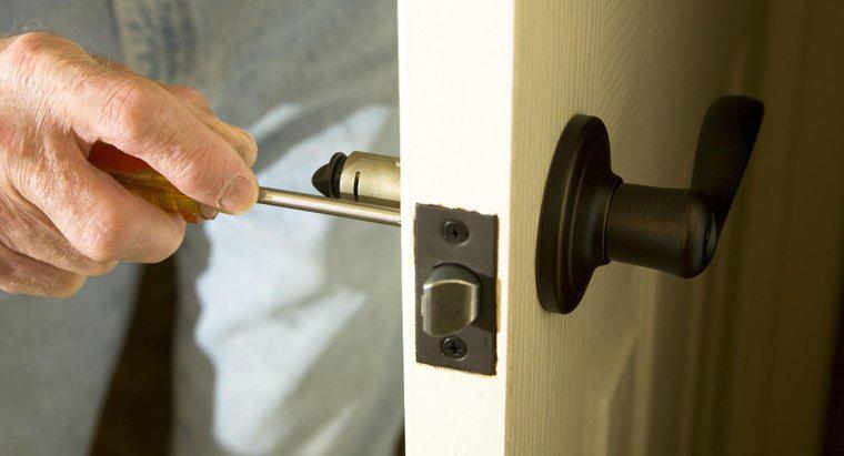 ¿Dónde puede encontrar un profesional para reparar una cerradura de la puerta?